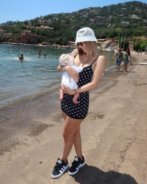 Giuseppa Ciurleo Instagram - Aujourd’hui c’est les 1 mois de ma grenouille, ce petit bout d’amour qui a complètement changé ma vie… ma fille merci de m’avoir fait devenir cette maman, je suis tellement reconnaissante et fière de se rôle je ne me suis jamais sentie aussi épanouie que depuis ton arrivée ton papa et moi t’aimons si fort 🫶🏼✨ joyeux 1 mois à ma Giorgia 🥹💖