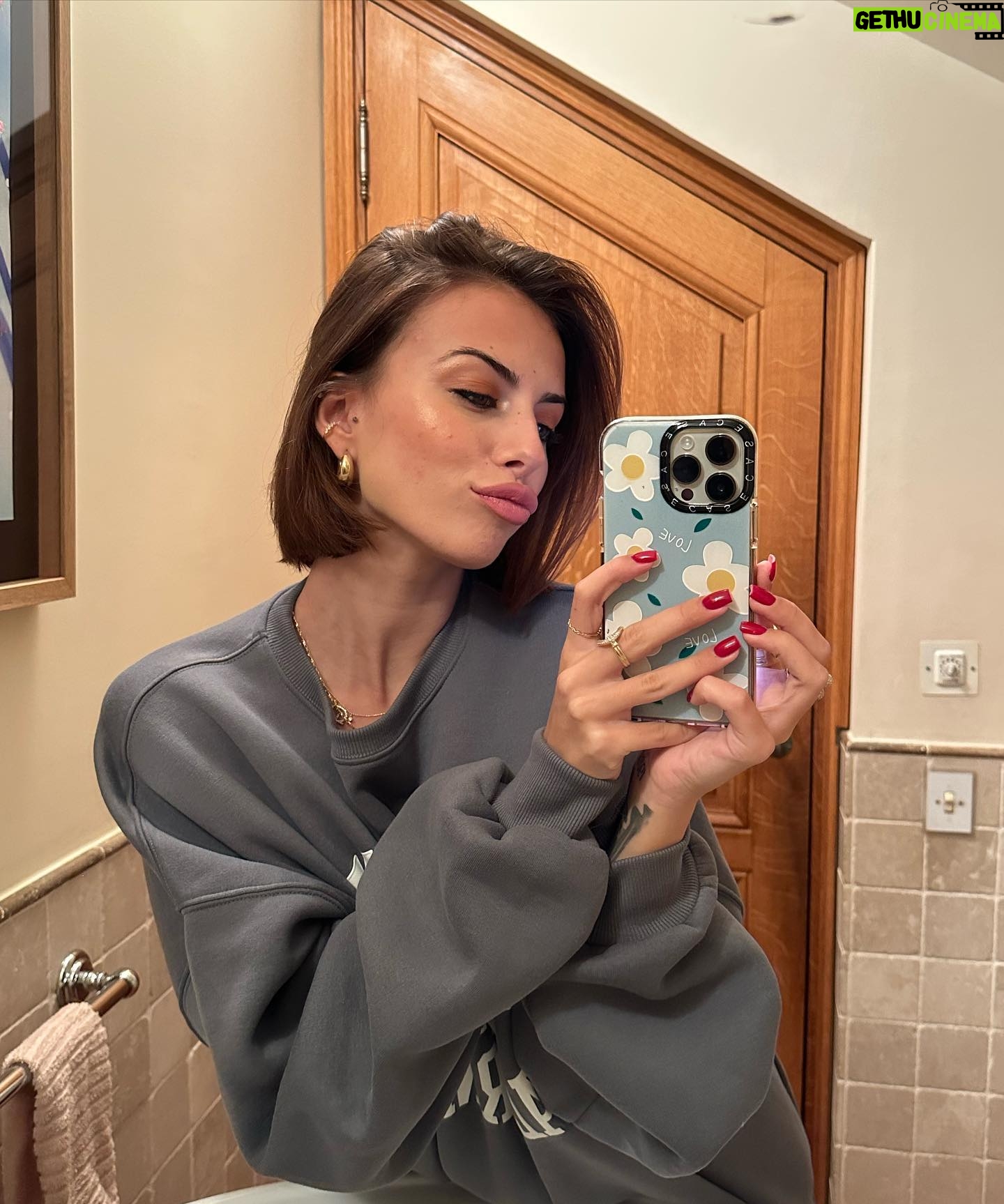 Giuseppa Ciurleo Instagram - Une petite photo improvisé pour tous tous tous vous remercier. Je vous aime ❤️✨🥹