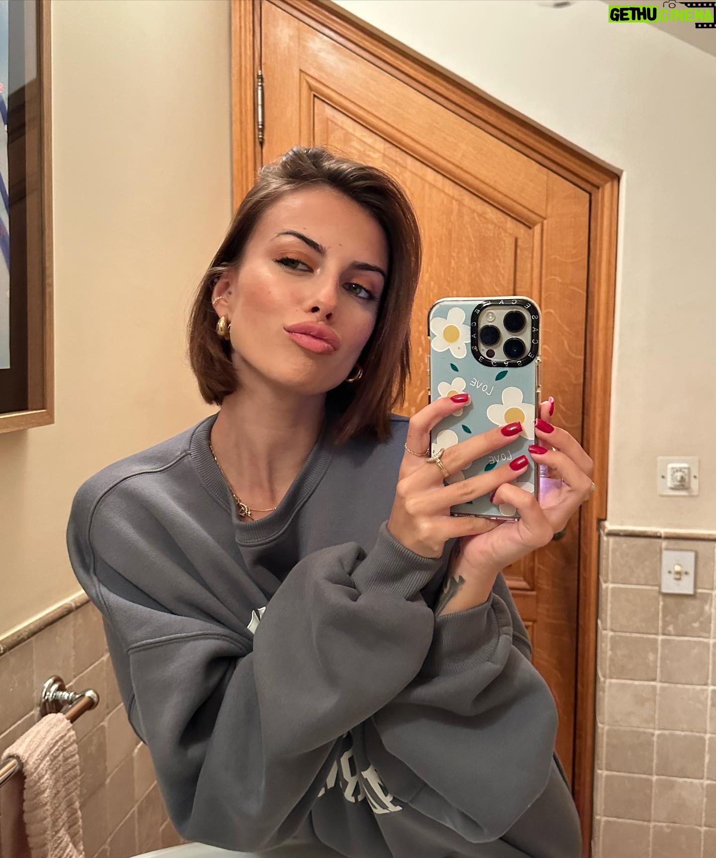 Giuseppa Ciurleo Instagram - Une petite photo improvisé pour tous tous tous vous remercier. Je vous aime ❤️✨🥹
