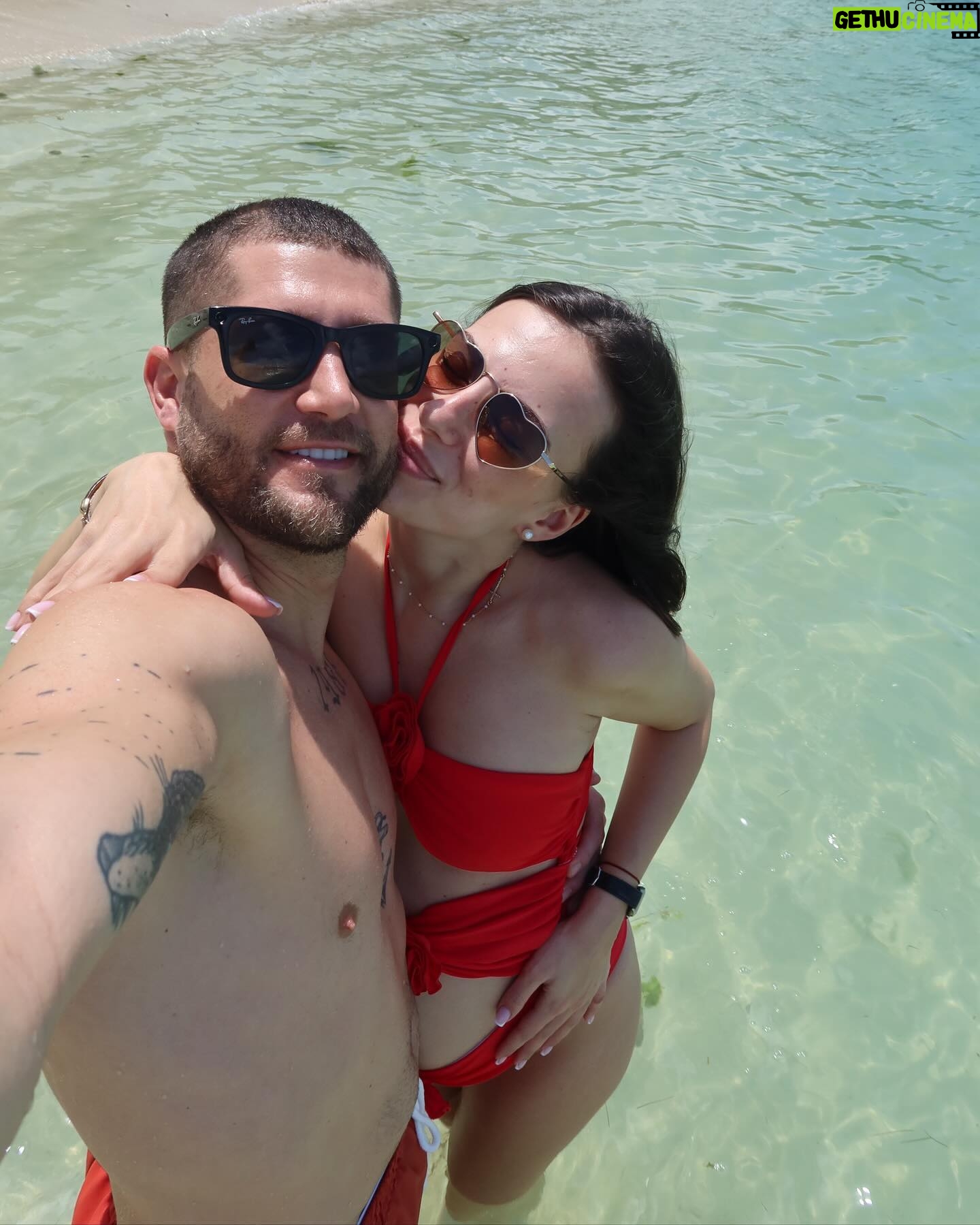 Giuseppa Ciurleo Instagram - Le vlog de notre voyage à Maurice et découverte des magnifiques îles en bateaux est disponible sur ma chaîne (lien dans ma bio) vous allez aussi nous voir sous l’eau avec les dauphins. Nous en avons des souvenirs pleins la tête! 🌺💚🥰
