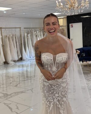 Giuseppa Ciurleo Instagram - Le troisième plus beau jour de notre vie approche après notre rencontre, la naissance de notre fille..🥹 bientôt notre mariage 🤍 je suis fière et heureuse d’être ta future femme @paga_lmsa ✨ (c’était simplement mes essayages, sur cette photo ce n’est évidemment pas ma robe 😁 je la garde surprise pour le jour J 😍 vous me voyez dans quel style de robe ? Plutôt sirène ou princesse ? 🥰 merci @diamonds_byhatimb de me sublimé a chacun de mes précieux événements ✨ 

#collaborationcommerciale #nonrémunéré