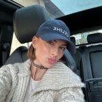 Giuseppa Ciurleo Instagram - Un petit coucou de ma voiture 🤍 je décide de totalement changer mon feed ! Je trouve que ces derniers temps il n’était plus vraiment à mon image pas assez coloré trop sombre alors que j’aime la couleurs et la fraîcheur ! Au final je ne pense pas qu’être une bonne influenceuse c’est à tout prix avoir un feed au couleurs harmonieuse! Alors à partir de maintenant je posterais tout ce que j’aime sans me poser de questions ! Comme je le faisais quand je n’avais pas beaucoup d’abonnés car j’étais tout simplement moi même ! Alors pourquoi changer ça ? ✨ vous êtes d’accord ? En tout cas contente d’être de retour 🤭