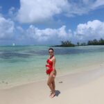 Giuseppa Ciurleo Instagram - Le vlog de notre voyage à Maurice et découverte des magnifiques îles en bateaux est disponible sur ma chaîne (lien dans ma bio) vous allez aussi nous voir sous l’eau avec les dauphins. Nous en avons des souvenirs pleins la tête! 🌺💚🥰