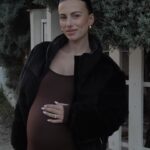 Giuseppa Ciurleo Instagram - J’ai respecté ma résolution 2024 malgré ma deuxième grossesse je veux reprendre l’habitude de prendre soin de moi et m’apprêtée un minimum, je le fais pour moi tout d’abord car ça me permet de me sentir beaucoup mieux dans mon corp et dans ma vie de femme et de maman 🤎✨ 📸 : @esterelcommunication