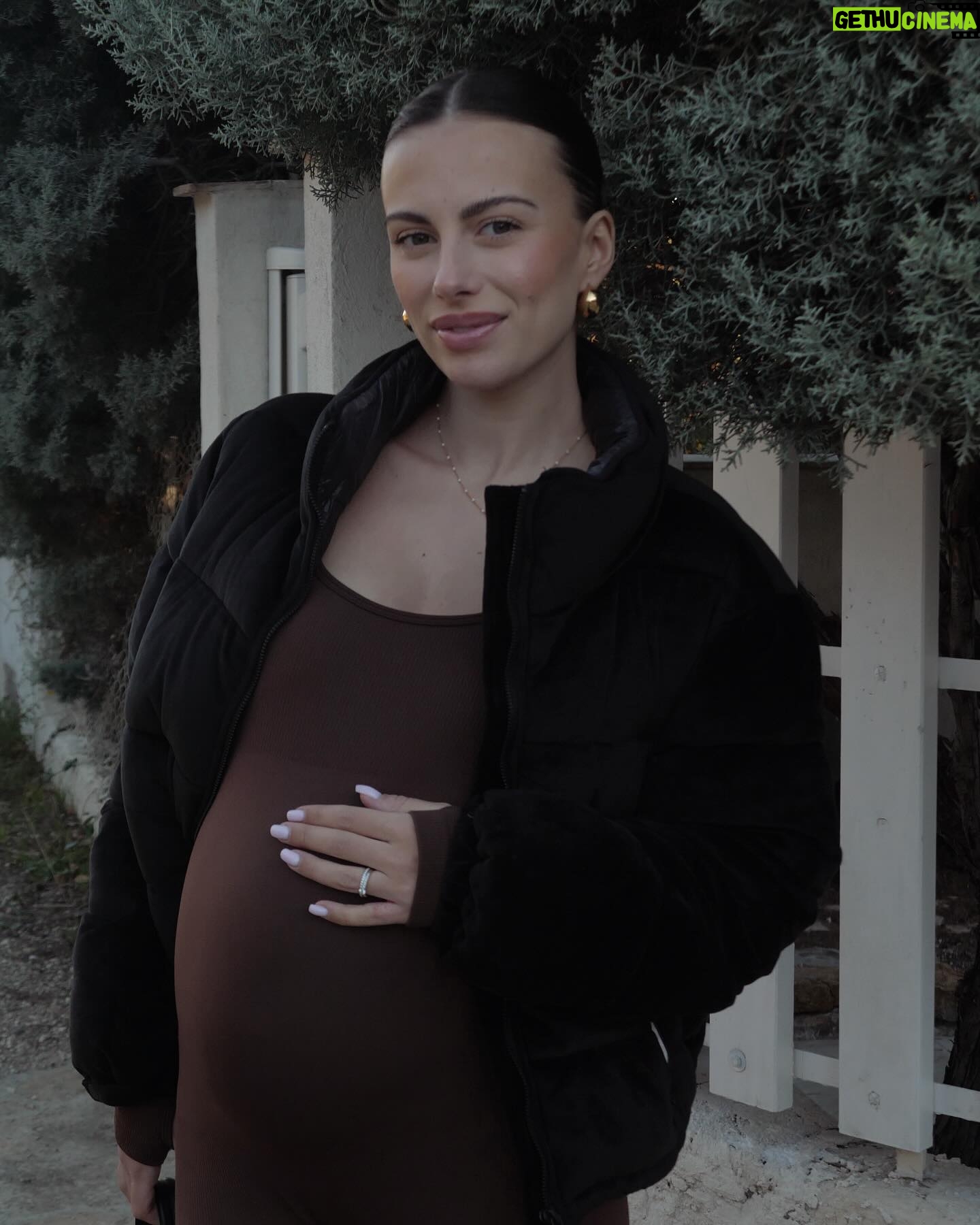 Giuseppa Ciurleo Instagram - J’ai respecté ma résolution 2024 malgré ma deuxième grossesse je veux reprendre l’habitude de prendre soin de moi et m’apprêtée un minimum, je le fais pour moi tout d’abord car ça me permet de me sentir beaucoup mieux dans mon corp et dans ma vie de femme et de maman 🤎✨ 📸 : @esterelcommunication