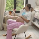 Giuseppa Ciurleo Instagram - Je tiens à préciser que ceci est évidemment uniquement mon expérience personnelle que je partage 🫶🏼 nous pouvons tous avoir des avis différents sur chacun de ces produits. Montage et création by @esterelcommunication 💕 Mon rocking-chair vient de chez @quaxbaby ✨ Pour les marques ce n’est pas une collaboration mais je vous les met juste ici si besoin ❤️ Coussin de grossesse : @najell_official Tire lait électrique / crème crevasses / coussinets jetables : @lansinoh_fr Tire lait portable : @momcozy_fr Bière sans alcool : @tourteltwist Brassière allaitement : @kiabi.france ou @amazon.fr (perso) Coquilles allaitement : @philipsavent.fr Tisane allaitement : @weledafr Publicité