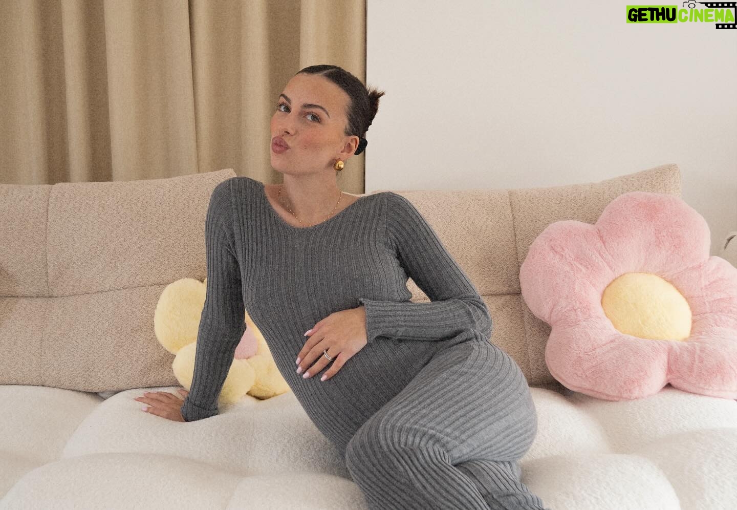 Giuseppa Ciurleo Instagram - Je vous ai posté ma vidéo d’accouchement sur YouTube ! Avec des vidéo exclusive et un récit en détail sur mon déclenchement inattendu à 37 semaines de grossesse 🫶🏼 le lien est dans ma bio ! 📸 @esterelcommunication