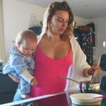 Giuseppa Ciurleo Instagram - Si vous cherchez les mamans entre 18h et 21h : C’EST LA COURSE 😂👩🏼‍🍳🛁🛌 Nous ici c’est repas solide entre 18h et 18h15, ensuite on digère et bain vers 19h puis temps calme et bibi dodo vers 20h ! Et vous quelle est votre routine du soir ?