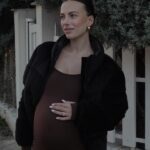 Giuseppa Ciurleo Instagram - J’ai respecté ma résolution 2024 malgré ma deuxième grossesse je veux reprendre l’habitude de prendre soin de moi et m’apprêtée un minimum, je le fais pour moi tout d’abord car ça me permet de me sentir beaucoup mieux dans mon corp et dans ma vie de femme et de maman 🤎✨ 📸 : @esterelcommunication