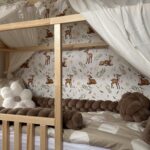 Giuseppa Ciurleo Instagram - Depuis que nous sommes passés au lit cabane Giorgia dors beaucoup mieux et nous aussi 😜 Inutile de perde votre temps pour les leçons de sécurité nous les connaissons déjà et pourtant nous faisons ce qu’il nous semble le mieux pour elle, n’oubliez pas que chaque parent fait ce qu’il veux mais surtout ce qu’il peut ! Giorgia ne dors jamais seule et toujours accompagné dans son sommeil par un adulte la raison pour la quelle son lit est un 90x190 🫶🏼 - Lit cabane @housswood -Tresse de lit,tapis,coussin fleur,ciel de @les_tresses_a_sissou - papiers peint @babywall_shop - parure de lit @ikeafrance - loupiote @maxibazarfrance *publicté*contenue spontané