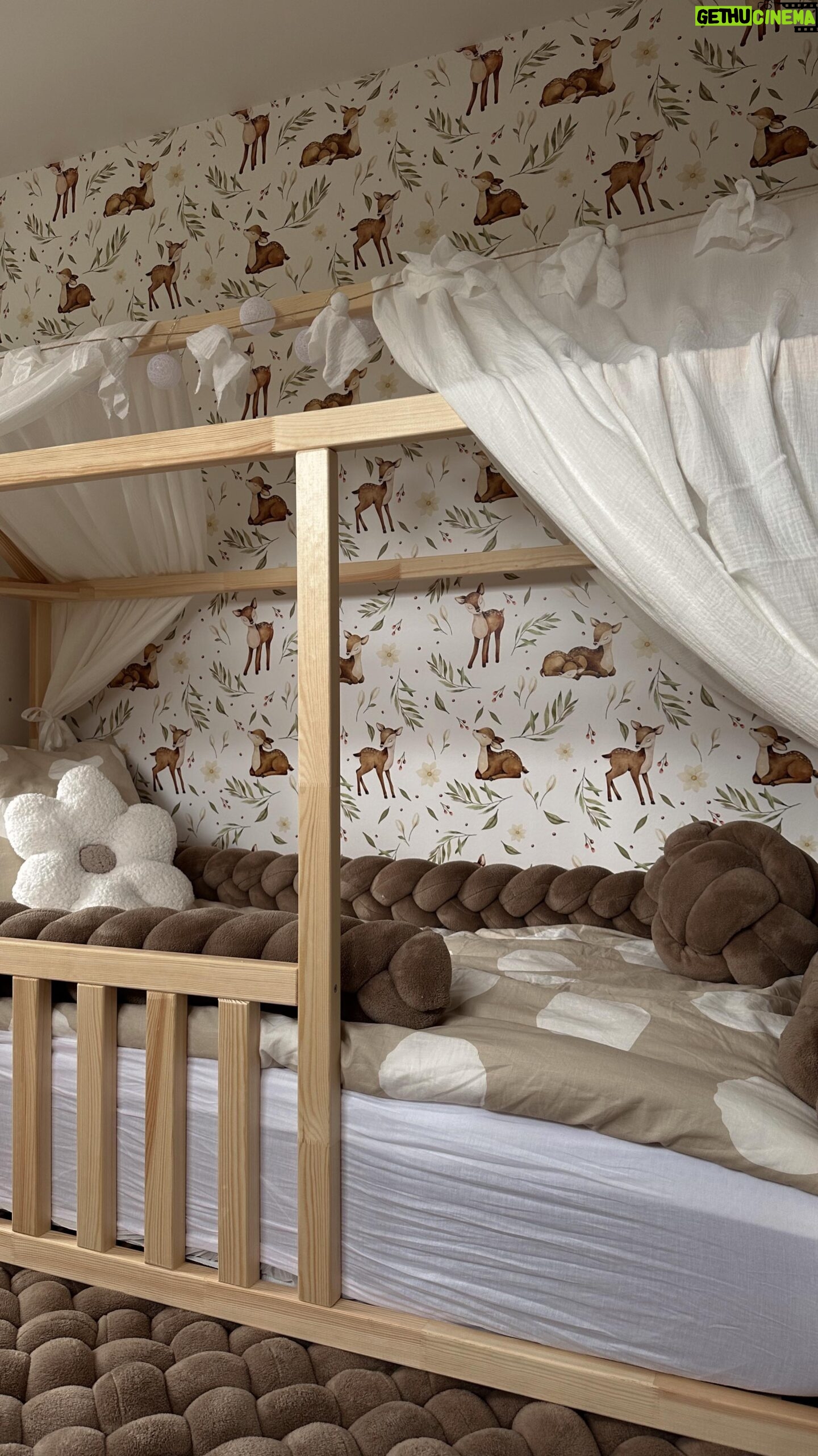 Giuseppa Ciurleo Instagram - Depuis que nous sommes passés au lit cabane Giorgia dors beaucoup mieux et nous aussi 😜 Inutile de perde votre temps pour les leçons de sécurité nous les connaissons déjà et pourtant nous faisons ce qu’il nous semble le mieux pour elle, n’oubliez pas que chaque parent fait ce qu’il veux mais surtout ce qu’il peut ! Giorgia ne dors jamais seule et toujours accompagné dans son sommeil par un adulte la raison pour la quelle son lit est un 90x190 🫶🏼 - Lit cabane @housswood -Tresse de lit,tapis,coussin fleur,ciel de @les_tresses_a_sissou - papiers peint @babywall_shop - parure de lit @ikeafrance - loupiote @maxibazarfrance *publicté*contenue spontané