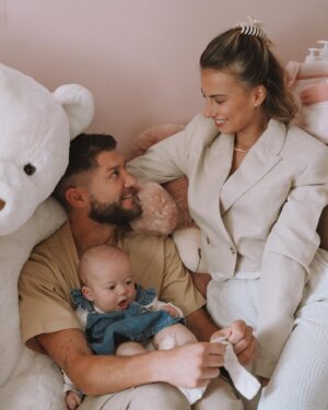 Giuseppa Ciurleo Instagram - Notre plus belle histoire, plus belle réussite ✨🤍 la dernière photo on l’a appelé « ATTAQUE DE BISOUS » 😂 

Notre vlog est en ligne sur ma chaîne YouTube vous pouvez retrouver le lien dans ma bio 😍