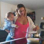 Giuseppa Ciurleo Instagram - Si vous cherchez les mamans entre 18h et 21h : C’EST LA COURSE 😂👩🏼‍🍳🛁🛌 Nous ici c’est repas solide entre 18h et 18h15, ensuite on digère et bain vers 19h puis temps calme et bibi dodo vers 20h ! Et vous quelle est votre routine du soir ?