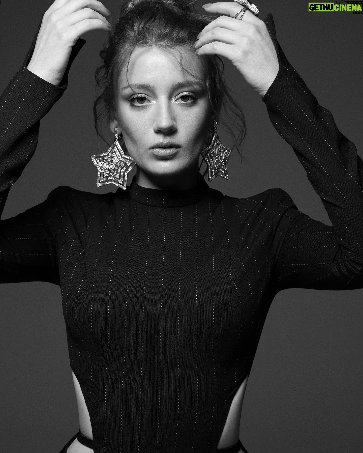 Gizem Karaca Instagram - 🖤🖤🖤 @episodedergi Röportaj: Yasemin Şefik @yaseminsefik Fotoğraf: Jiyan Kızılboğa @jiyankizilboga Moda Editörü: Ece Şişik Saydam @ecesisik Saç: Mutlu Ahmet Sinan @mutluahmet.sinan Makyaj: Uğur Kıral @ugurkiral Fotoğraf Asistanı: Mustafa Berber @mustafaberber Moda Editörü Asistanı: Zozan Çirik zozancirik , Sinem Aslıkara @sinemaslikara Saç Asistanı: Rojin Botan @rojinbotaann Studio: PAM The Studio @pamthestudio