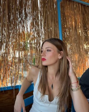Gizem Karaca Instagram - New motto for my new age. Dolce far niente 🫶🏻🌿