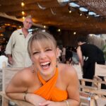 Gizem Karaca Instagram – Pozitif bi porti bırakıyorum buraya, neye bu kadar güldüysem 😅🧡🍊 #soulfulljourney w/ @gqturkiye @ozgorkeyotomotiv