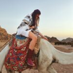 Gizem Karaca Instagram – Evet, bir noktada ‘ Devede de boy var“ esprisi yapıldı… 🐫🏜️🪬🔆
