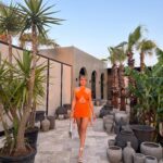 Gizem Karaca Instagram – Pozitif bi porti bırakıyorum buraya, neye bu kadar güldüysem 😅🧡🍊 #soulfulljourney w/ @gqturkiye @ozgorkeyotomotiv