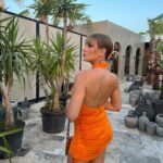 Gizem Karaca Instagram – Pozitif bi porti bırakıyorum buraya, neye bu kadar güldüysem 😅🧡🍊 #soulfulljourney w/ @gqturkiye @ozgorkeyotomotiv