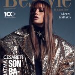 Gizem Karaca Instagram - Müko bi ekiple müko bi çekim yaptık. Çıkan fotoğraflara inanamıyorumm 😍❤️‍🔥🧿Röportaj: @tugceorcunus Fotoğraf: @elifdemiralpp Styling: @kayaefk Saç: @mertcan.pekguzel Makyaj: @cuneytseven Backstage: @unalavcii Dijital İçerik Direktörü: @tugceorcunus Kurumsal İletişim: @mukokaya Dijital İçerik Editörleri: @naymanbatimor @kezbanbelettt