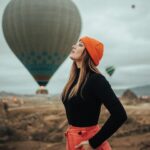 Gizem Karaca Instagram – Benimde bi balonlu fotom olmasınmıydııı. Hangisi fav yazın bakalım.. 😁🙈 @kayrasercan @kayrasercanphotography 🫵🏼📸