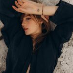 Gizem Karaca Instagram - Kayra bana üstüne üç beş bişi al çıkalım çekelim bişiyler dedi. Bende makyaj çantamı ve ufak bi valiz yapıp arabaya yükledim çıktık. Beğendiğimiz yerlerde durduk ben poz verdim Kayra deklanşöre bastı. Hop mekan değiştirdik. 2 kişilik dev kadro olduk ve sonuç 😍… bu arada en son foti durumu özetliyor 🙈 Make-up: Gizem Karaca Kostüm: Gizem Karaca Saç: Gizem Karaca Ulaşım: Gizem Karaca 😂 Fotoğraf: Kayra Sercan Işık: Kayra Sercan Props: Kayra Sercan Mekan: Kapadokya 🤎
