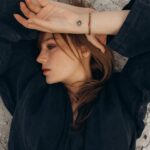 Gizem Karaca Instagram - Kayra bana üstüne üç beş bişi al çıkalım çekelim bişiyler dedi. Bende makyaj çantamı ve ufak bi valiz yapıp arabaya yükledim çıktık. Beğendiğimiz yerlerde durduk ben poz verdim Kayra deklanşöre bastı. Hop mekan değiştirdik. 2 kişilik dev kadro olduk ve sonuç 😍… bu arada en son foti durumu özetliyor 🙈 Make-up: Gizem Karaca Kostüm: Gizem Karaca Saç: Gizem Karaca Ulaşım: Gizem Karaca 😂 Fotoğraf: Kayra Sercan Işık: Kayra Sercan Props: Kayra Sercan Mekan: Kapadokya 🤎