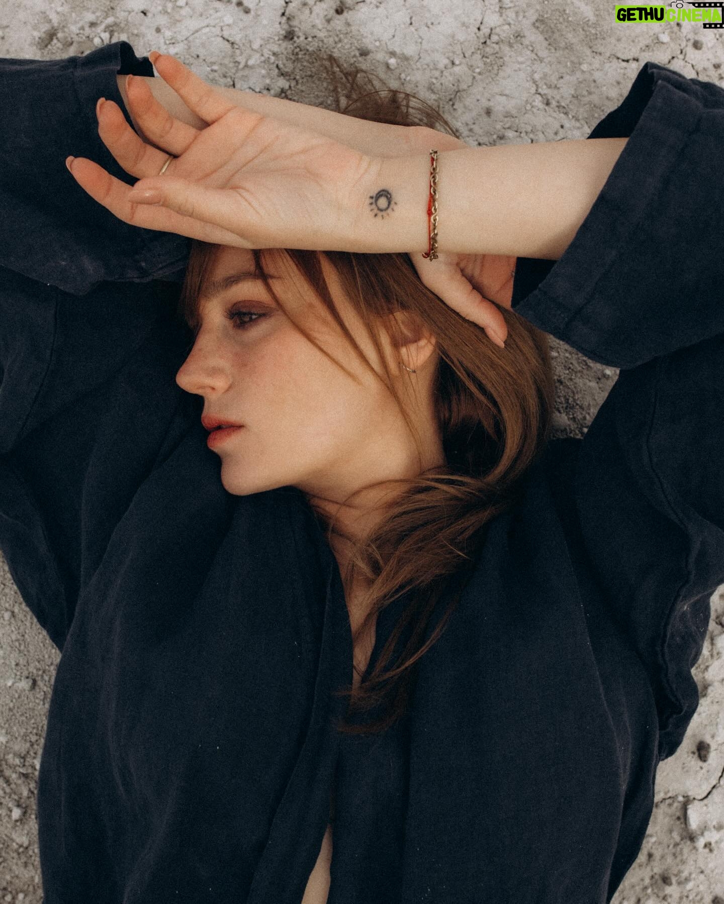 Gizem Karaca Instagram - Kayra bana üstüne üç beş bişi al çıkalım çekelim bişiyler dedi. Bende makyaj çantamı ve ufak bi valiz yapıp arabaya yükledim çıktık. Beğendiğimiz yerlerde durduk ben poz verdim Kayra deklanşöre bastı. Hop mekan değiştirdik. 2 kişilik dev kadro olduk ve sonuç 😍… bu arada en son foti durumu özetliyor 🙈 Make-up: Gizem Karaca Kostüm: Gizem Karaca Saç: Gizem Karaca Ulaşım: Gizem Karaca 😂 Fotoğraf: Kayra Sercan Işık: Kayra Sercan Props: Kayra Sercan Mekan: Kapadokya 🤎