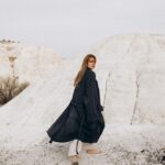 Gizem Karaca Instagram - Kayra bana üstüne üç beş bişi al çıkalım çekelim bişiyler dedi. Bende makyaj çantamı ve ufak bi valiz yapıp arabaya yükledim çıktık. Beğendiğimiz yerlerde durduk ben poz verdim Kayra deklanşöre bastı. Hop mekan değiştirdik. 2 kişilik dev kadro olduk ve sonuç 😍… bu arada en son foti durumu özetliyor 🙈 Make-up: Gizem Karaca Kostüm: Gizem Karaca Saç: Gizem Karaca Ulaşım: Gizem Karaca 😂 Fotoğraf: Kayra Sercan Işık: Kayra Sercan Props: Kayra Sercan Mekan: Kapadokya 🤎