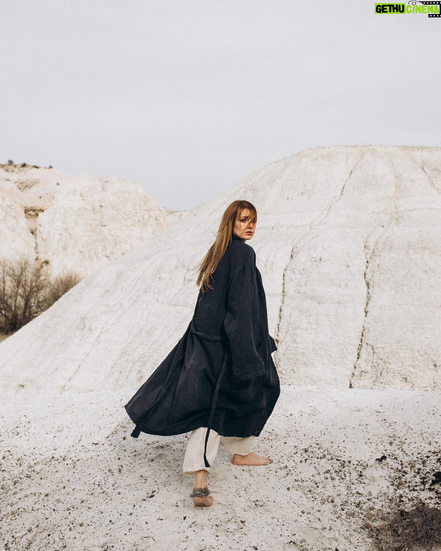 Gizem Karaca Instagram - Kayra bana üstüne üç beş bişi al çıkalım çekelim bişiyler dedi. Bende makyaj çantamı ve ufak bi valiz yapıp arabaya yükledim çıktık. Beğendiğimiz yerlerde durduk ben poz verdim Kayra deklanşöre bastı. Hop mekan değiştirdik. 2 kişilik dev kadro olduk ve sonuç 😍… bu arada en son foti durumu özetliyor 🙈 Make-up: Gizem Karaca Kostüm: Gizem Karaca Saç: Gizem Karaca Ulaşım: Gizem Karaca 😂 Fotoğraf: Kayra Sercan Işık: Kayra Sercan Props: Kayra Sercan Mekan: Kapadokya 🤎