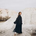Gizem Karaca Instagram - Kayra bana üstüne üç beş bişi al çıkalım çekelim bişiyler dedi. Bende makyaj çantamı ve ufak bi valiz yapıp arabaya yükledim çıktık. Beğendiğimiz yerlerde durduk ben poz verdim Kayra deklanşöre bastı. Hop mekan değiştirdik. 2 kişilik dev kadro olduk ve sonuç 😍… bu arada en son foti durumu özetliyor 🙈 Make-up: Gizem Karaca Kostüm: Gizem Karaca Saç: Gizem Karaca Ulaşım: Gizem Karaca 😂 Fotoğraf: Kayra Sercan Işık: Kayra Sercan Props: Kayra Sercan Mekan: Kapadokya 🤎