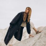 Gizem Karaca Instagram - Kayra bana üstüne üç beş bişi al çıkalım çekelim bişiyler dedi. Bende makyaj çantamı ve ufak bi valiz yapıp arabaya yükledim çıktık. Beğendiğimiz yerlerde durduk ben poz verdim Kayra deklanşöre bastı. Hop mekan değiştirdik. 2 kişilik dev kadro olduk ve sonuç 😍… bu arada en son foti durumu özetliyor 🙈 Make-up: Gizem Karaca Kostüm: Gizem Karaca Saç: Gizem Karaca Ulaşım: Gizem Karaca 😂 Fotoğraf: Kayra Sercan Işık: Kayra Sercan Props: Kayra Sercan Mekan: Kapadokya 🤎