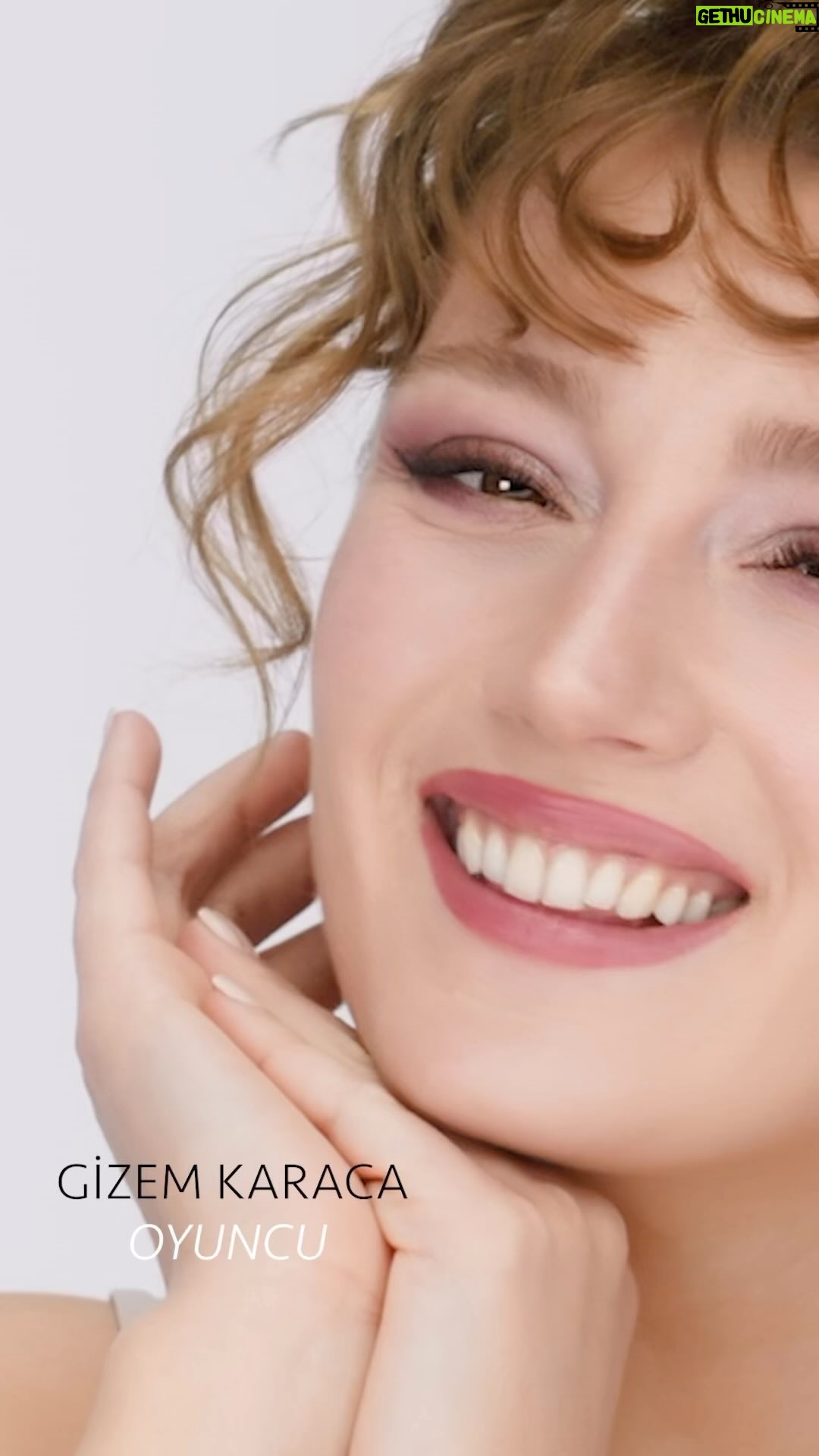 Gizem Karaca Instagram - Kullanımı aşırı kolay! 😍 Daha pratik ve daha yumuşak dokusu ile yüz hatlarını belirginleştirip aynı zamanda burun bölgenizi ve göz kenarlarınızı keskinleştirebilirsin! #kendiniyansıt @newwellmakeup 💄💋