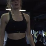 Gizem Karaca Instagram - Yeni gelmedik geri geldik (falan) 😁😎 video credit @sarperkesim peki videonun açılışı neden bilardo Sarper 😂 ellerine sağlık. Ayrıca gizli spor koçum ve kahramanım @orcunmehmetcevik iyi ki sen 🫶🏻🎉