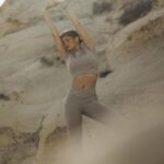 Gizem Karaca Instagram – Sürekli Kapadokyada dağ taş geziyorum gibi görünüyor ama öyle değil merak etmeyin 🙈😂 @bemanmagazine le çok tatliş bir weekenddi @belizbaran teşekkürler🙌🏻 @skecherstr beybisi de ordaydı böyle güzel kareler çıktı 🩵👟🫶🏻 #bemanweekend #rahatol #reklam