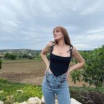 Gizem Karaca Instagram – Şu arkamda bi gün batımı olsaydı iyiydi temalı foti 🫣🫶🏻