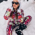 Gizem Karaca Instagram – Seçemedim o yüzden hepsini seçtüm 👀🙈 bu arada son fotoda nasıl ustaca board kaydığımı görebilirsiniz vihuuuu 🏂😎