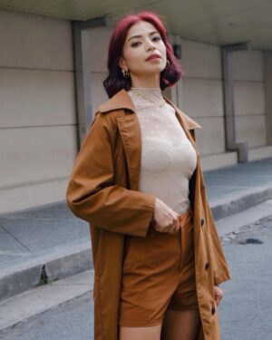 Glaiza de Castro Instagram - Ang suryal makabalik sa ABS compound! Remembering those days when we would finish our workshops and watch gigs in the evening sa Mag:Net and Dish (kung saan ko unang napanood ang Up Dharma Down) at kung saan saan pa 😅 

Madalas rin ako napapatambay sa NMI hindi lang para mag record ng ringback for ktext kundi para mag soundtrip at magtanong kung anong pelikula ang oks panoorin ~ shout out to @midnightintruder and @boycalledmalice! Will never forget the cds that you compiled for me! 
Dito ko rin na meet ang mga ka berks na hanggang ngayon ay ka berks ko parin 😁🥰
Ang saya lang balikan at isipin na mas maraming pang mas magagandang mangyayari sa pag sasanib pwersa na ‘to. Ika nga ng UDD;
“…the world is your playground, but you will always be home”

Yun lang, salamat sa mga nakisaya kanina.
Goodnight! 

Outfit @gui_alapan 
Hair   make up @trixx_dizon
Hair color @carldanahair @hairticulturebycarldana