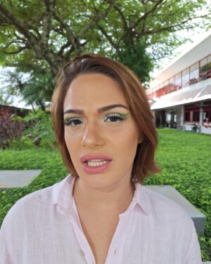 Glamour Garcia Instagram - COM O MAIOR AMOR DO MUNDO 🥳
Hoje fui modelo da minha amada @helio.vernaschi 🧡❤️
Tantos trabalhos juntas, tanta experiência e vivência… MEGA MASTER BLASTER ORGULHO❤️🧡
Ela arrasou hoje no @senac.marilia dando nome e sobrenome!!! TODA A TURMA MUITO LINDA AMEI ESTAR C VCS ❤️🙏🏼🌹