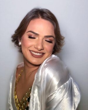 Glamour Garcia Instagram - Beleza para @glamourgarcia assinada por mim!🤍

Fizemos uma pele resistente e elegante, e claro, olhos glamurosos como ela! ✨

Dani, amei produzir e conhecer você! 

Quer uma produção incrível como essa? Clique em enviar mensagem pra gente conversar! 🫶🏼

#maquiadoraprofissional #maquiadorariodejaneiro #maquiadorarj #maquiadoradenoiva