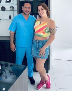 Glamour Garcia Instagram - PALAVRAS NÃO SÃO O SUFICIENTE PARA DESCREVER A EMOÇÃO DA REALIZAÇÃO E VIVÊNCIA DO MEU MAIOR SONHO 🧡❤️ GRAÇAS À DEUS FUI PRESENTEADA EM VIDA COM AMIZADE E O CARINHO DESTA PESSOA TÃO ILUMINADA ❤️🧡❤️🧡 OBRIGADA @drmartinsjr @transgendercenterbrazil POR FAZER PARTE DESTE CONTO DE FADAS QUE É A MINHA HUMILDE VIDINHA 🧡❤️🧡❤️