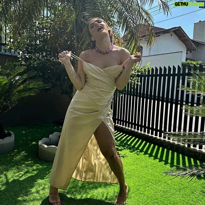 Glamour Garcia Instagram - OBRIGADA DEUS E NOSSA SENHORA, HOJE COMPREENDO QUE TUDO QUE CRUELMENTE ME APONTAVAM COMO DEFEITOS SÃO MINHAS MAIORES QUALIDADES: ALEGRIA, ENTUSIASMO, DOÇURA, FÉ E PERSEVERANÇA 🙏🙏🙏🙏❤️❤️❤️❤️ Beauty: @luisegevarth 💋 Styling: @produhhhh 💋 Vestido: @karinemoser 💋 Acessórios: @patyborbacessorios 💋 Sandália: @santalollablumenau 💋