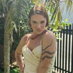 Glamour Garcia Instagram - OBRIGADA DEUS E NOSSA SENHORA, HOJE COMPREENDO QUE TUDO QUE CRUELMENTE ME APONTAVAM COMO DEFEITOS SÃO MINHAS MAIORES QUALIDADES: ALEGRIA, ENTUSIASMO, DOÇURA, FÉ E PERSEVERANÇA 🙏🙏🙏🙏❤️❤️❤️❤️ Beauty: @luisegevarth 💋 Styling: @produhhhh 💋 Vestido: @karinemoser 💋 Acessórios: @patyborbacessorios 💋 Sandália: @santalollablumenau 💋
