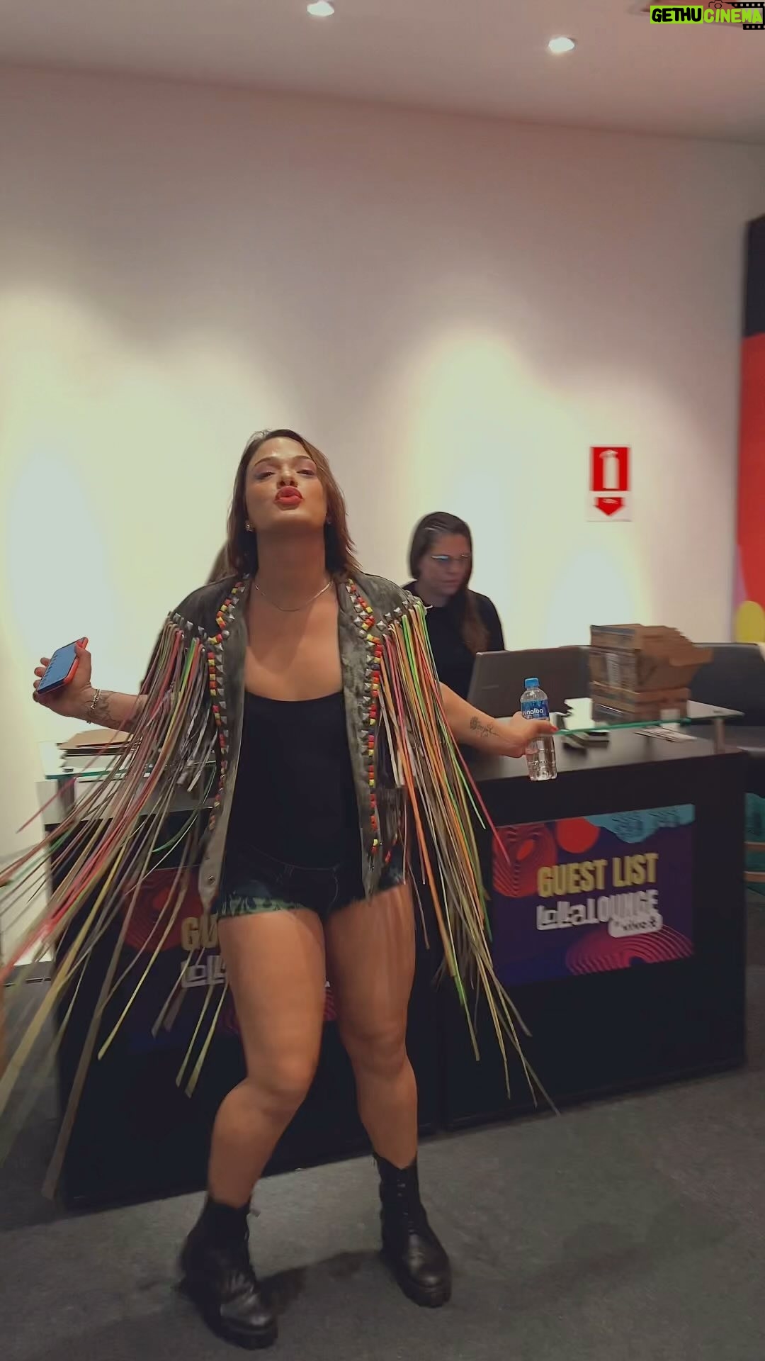 Glamour Garcia Instagram - @lollapaloozabr foi uma daquelas experiências inesquecíveis!!! 💋💋💋 @correiosoficial sempre #entregandotudo #CorreiosNoLollaBR 💌 @diplo você merece meu coração todo pra você, ahazou demais! @cseventos que evento lindo! Amei! Me senti super acolhida e respeitada por toda a equipe! Parabéns! 🍾 @micheldiamant @sampaio_carol mais uma vez, grata! Muito feliz por compartilhar essa experiência, grata 💋🩷💋 _ Captação de vídeo @rafaelbentorosa Edição de vídeo @leonardopequiar Beauty | Styling @rafaelbentorosaaa Look @fkawallys