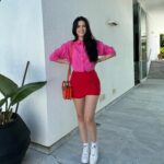 Glenda Loures Instagram – Meu color block do dia. Muito tempo que não usava tanta cor junta 😂❤️💗🧡
