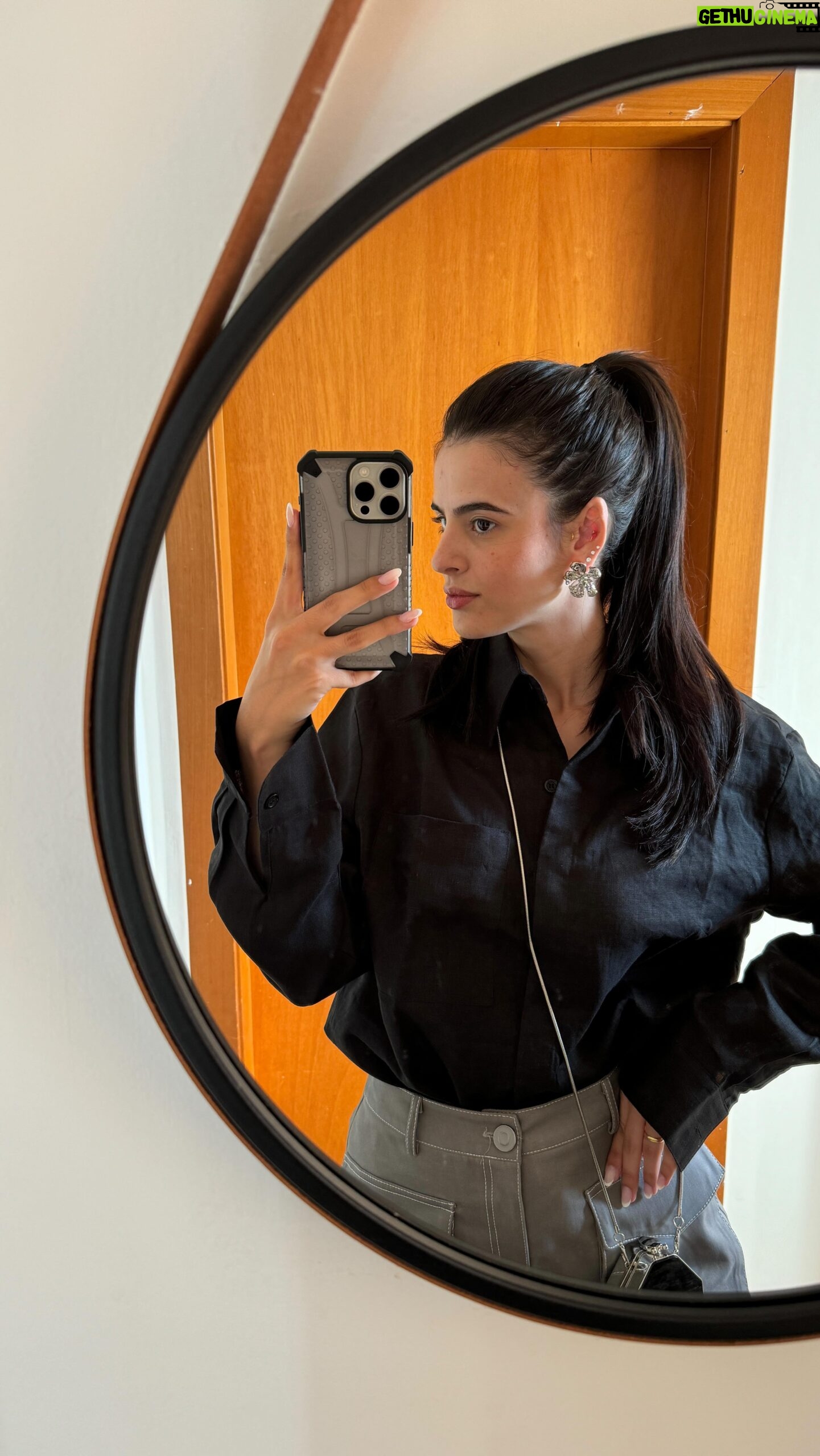 Glenda Loures Instagram - Meu look do dia em forma de trend e tenho uma nova saia favorita 🐭🩶