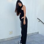 Glenda Loures Instagram - Olha só quem se adaptou com a cargo parachute, ou jogger, ou tectel, o nome que você quiser dar aí 😂✔️ A gente vai se virando pra entrar nas roupas e é isso