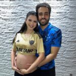 Glenda Loures Instagram – Dia de clássico hoje, e os papais rivais precisavam deixar a competitividade de lado pra registrar esse momento 🖤💙