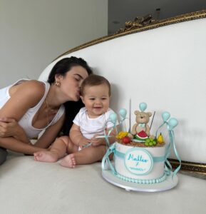 Glenda Loures Instagram - 7 meses do nosso príncipe 🍉🍎🍓🍍🍋 • Obrigada @luchocolates por esse bolinho mais lindo