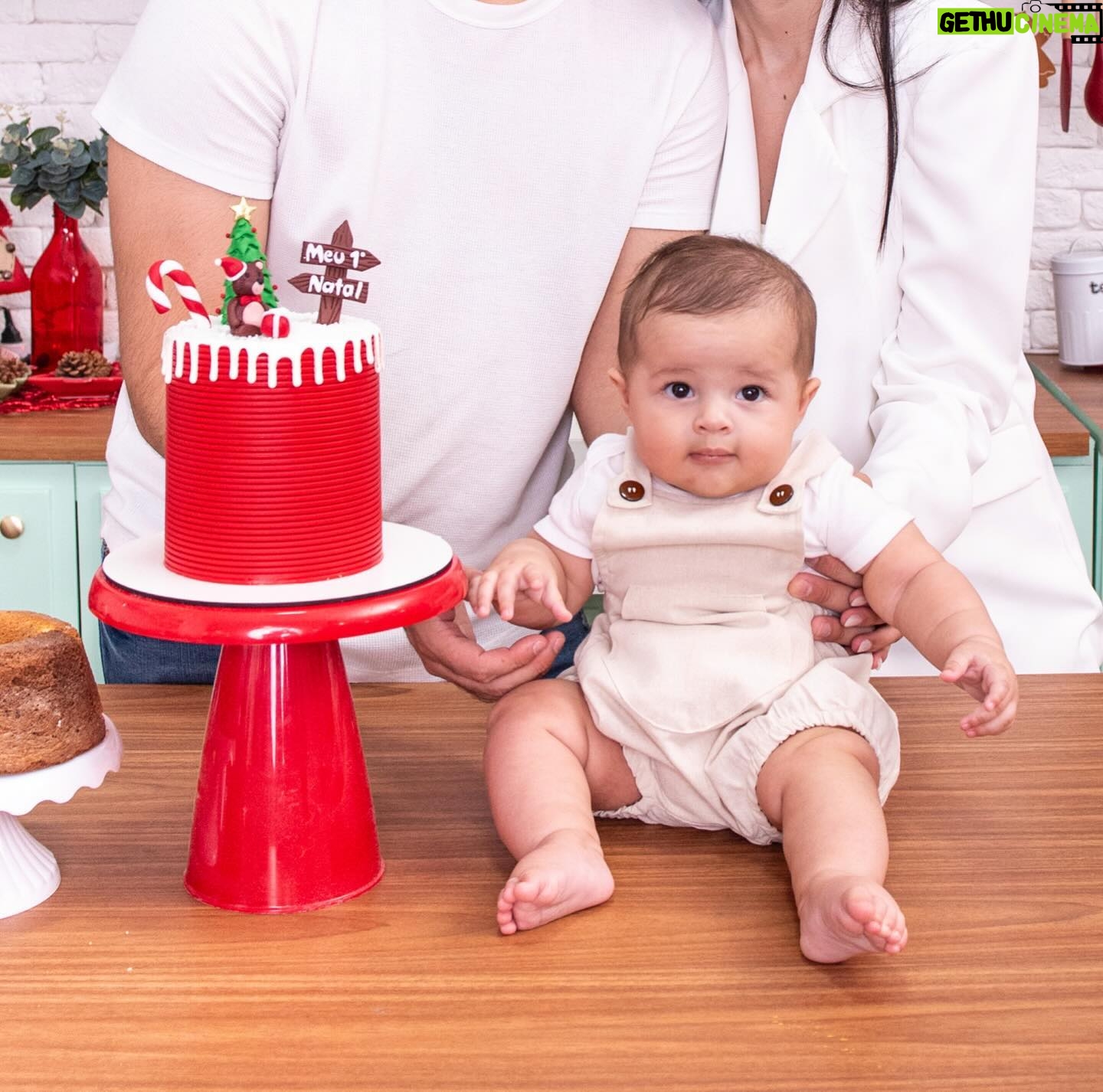 Glenda Loures Instagram - 5 meses e primeiro natal do nosso príncipe! Te amamos, nosso príncipe sorridente ❤️ • Fotografia: @michelle_santosfotografia @fotografia.ami